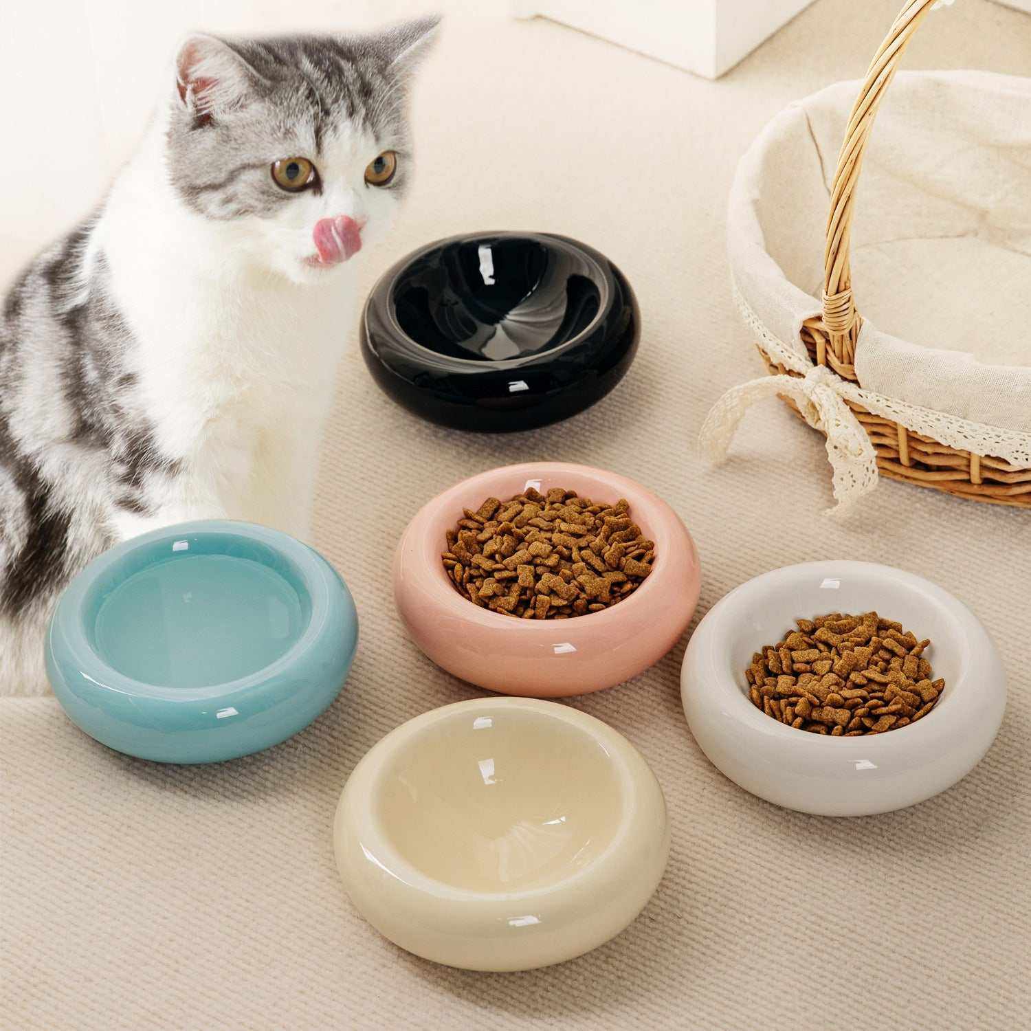 Bol en céramique pour chats en forme de donut, multi-couleurs, design créatif et durable.