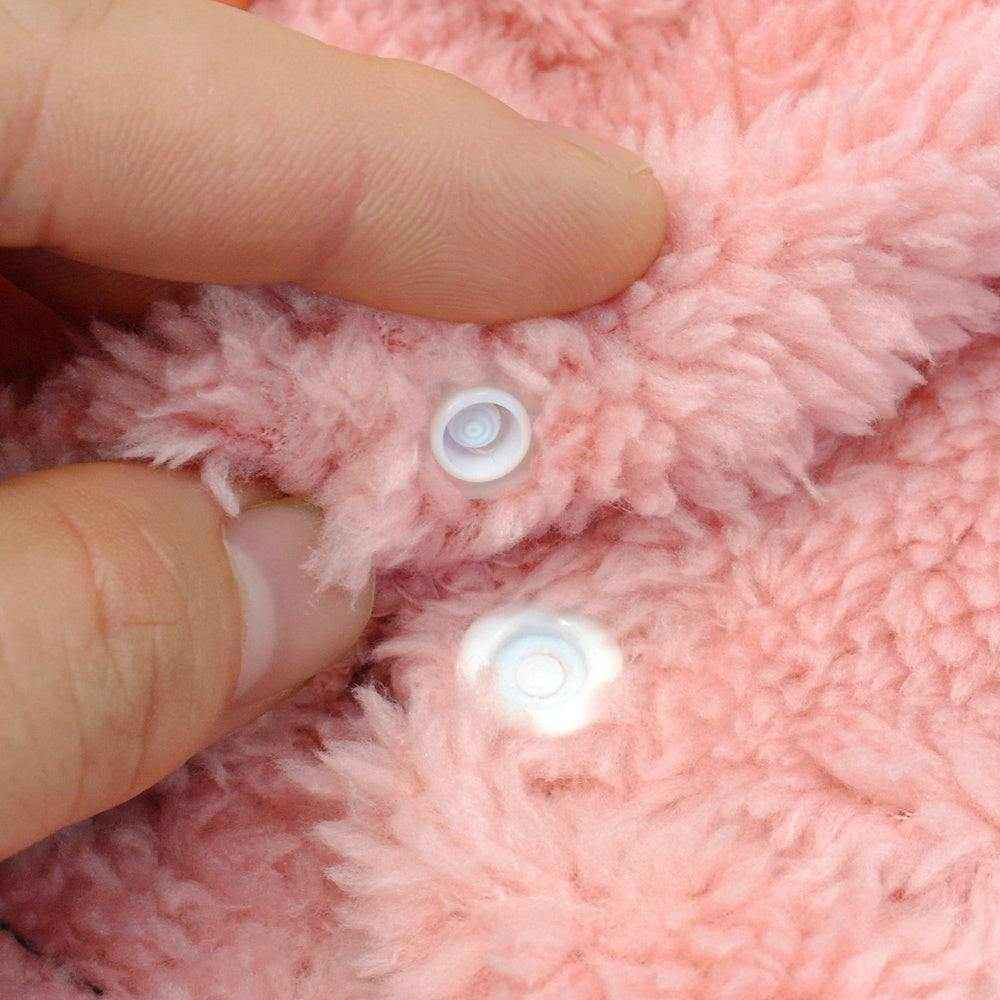 Manteau confortable pour chiens - détail du bouton blanc sur tissu en coton rose