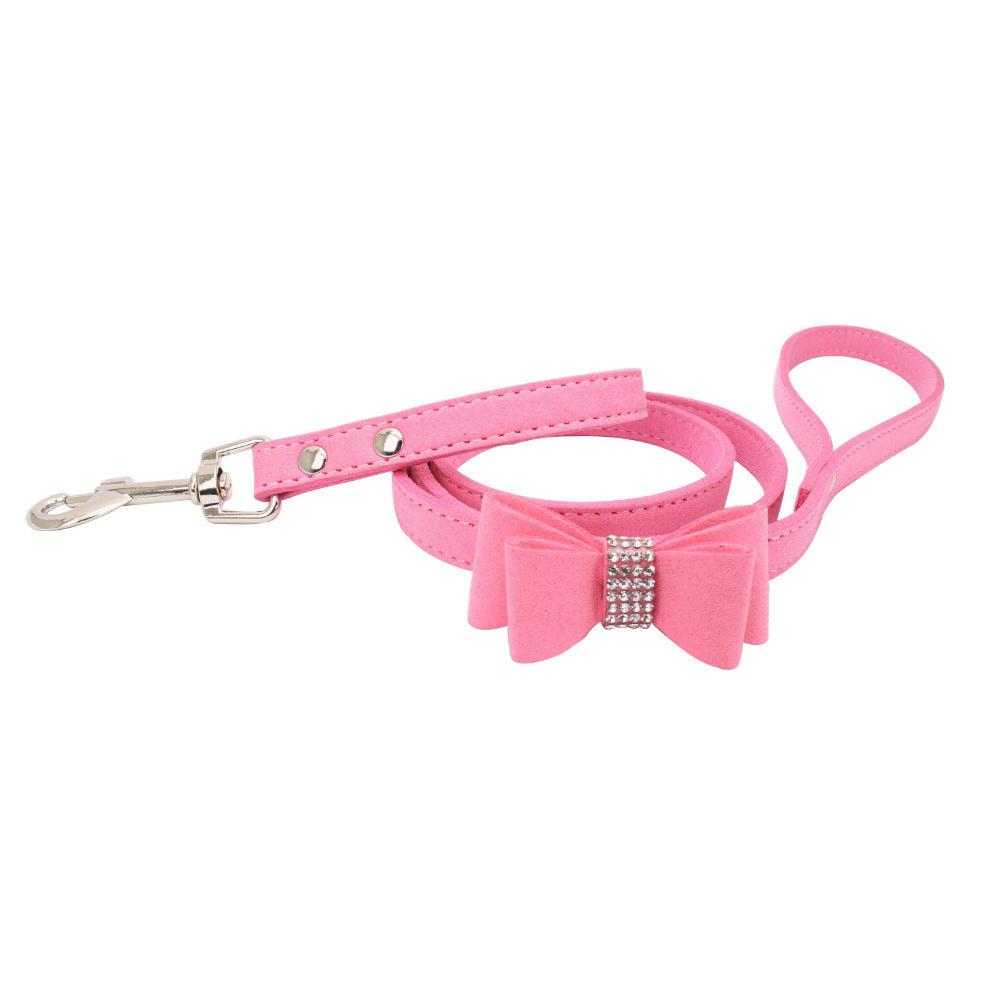 Laisse pour chien en microfibre suédée rose avec nœud chic et strass, élégante et confortable.