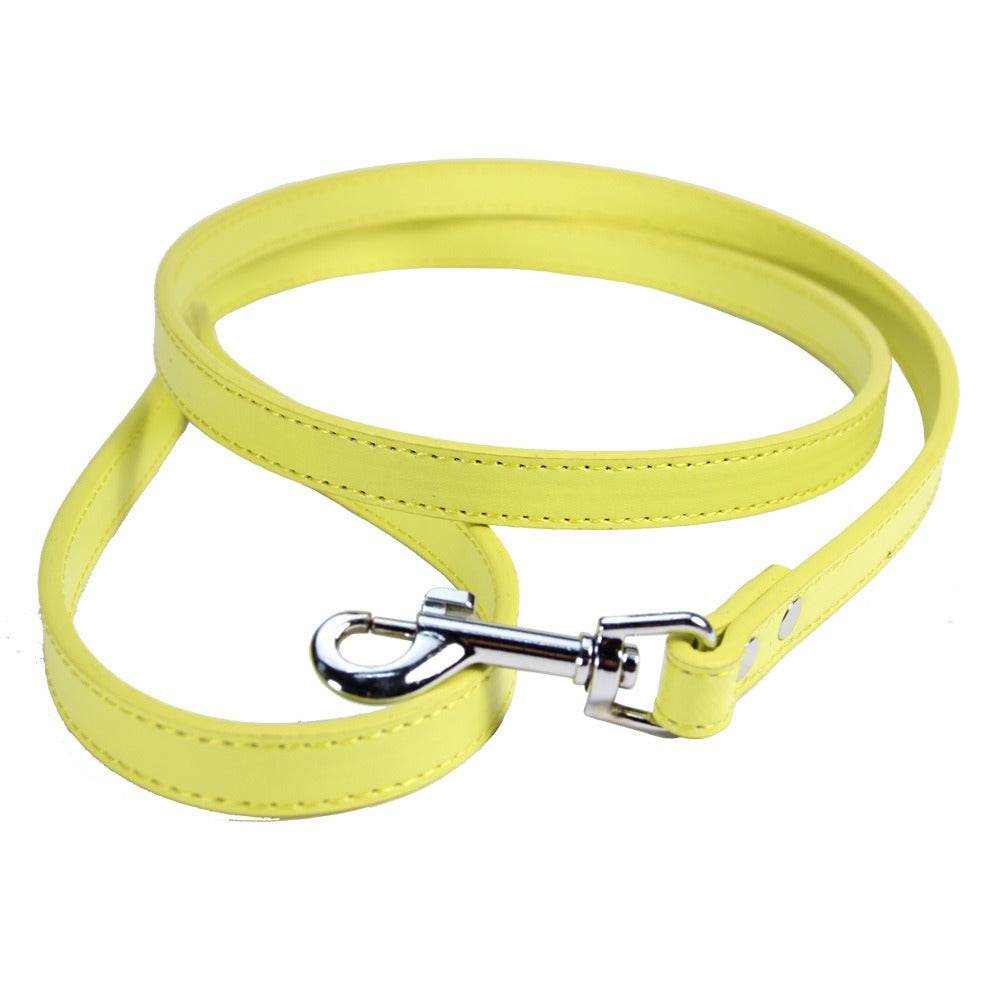 Laisse en cuir PU jaune pour chiens et chats avec mousqueton métallique, élégante et résistante pour promenade sécurisée.
