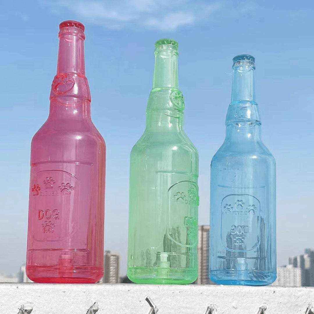 Bouteille jouet pour chien disponible en bleu, vert et rouge