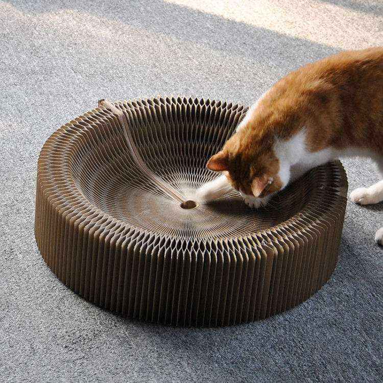 Planche à griffer accordéon en papier ondulé pour chat, stimule le jeu et l'entretien des griffes en toute sécurité.