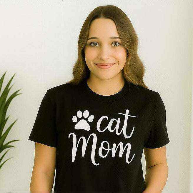 Femme portant un Cat Mom T-Shirt noir - cadeau pour amoureuses de chats