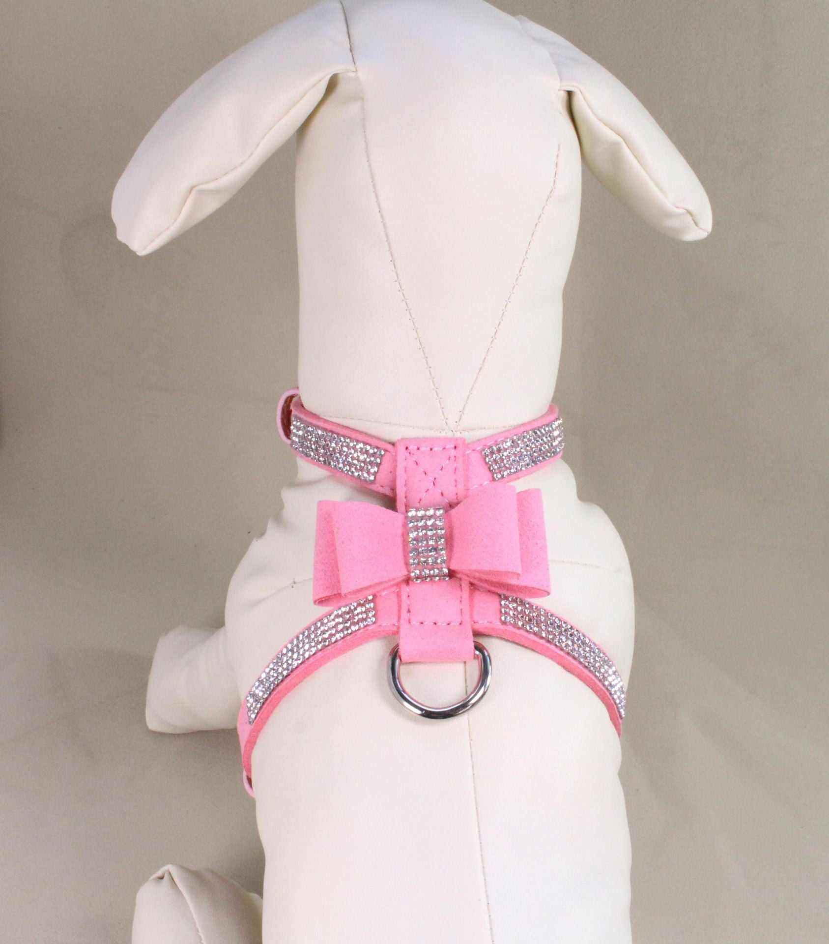harnais chic rose en microfibre suédée avec nœud et strass pour chien élégant confortable