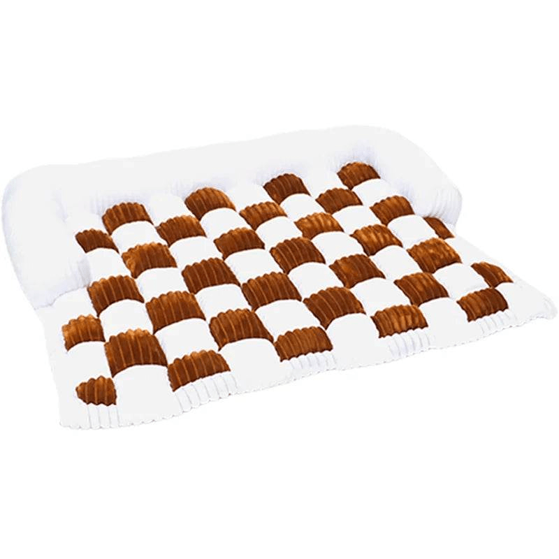 tapis confortable à carreaux crème et marron pour chien, doux et rembourré, idéal pour repos et décoration intérieure