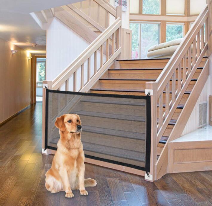 Barrière ingénieuse en maille pour chiens sécurisant un escalier intérieur.