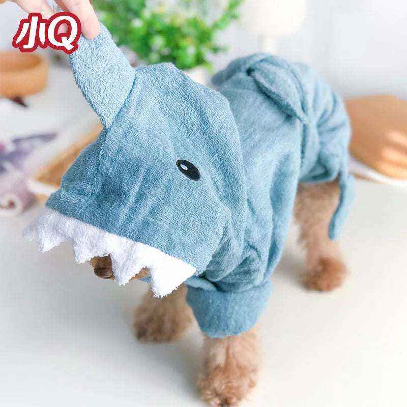 Chien portant une serviette de séchage bleu rembourrée ultra-absorbante avec capuche requin douce et confortable pour animaux.