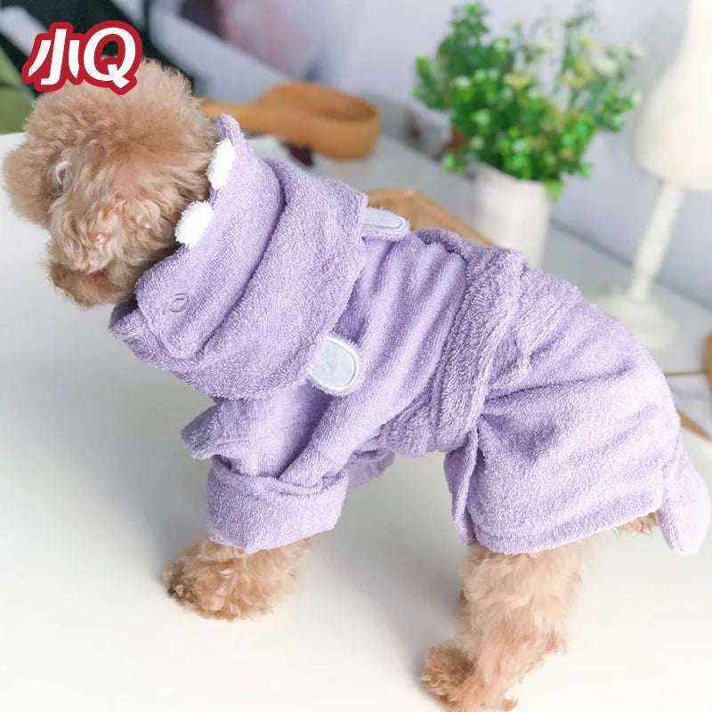 Chien portant une serviette de séchage ultra-absorbante violette en coton rembourré pour animaux de compagnie