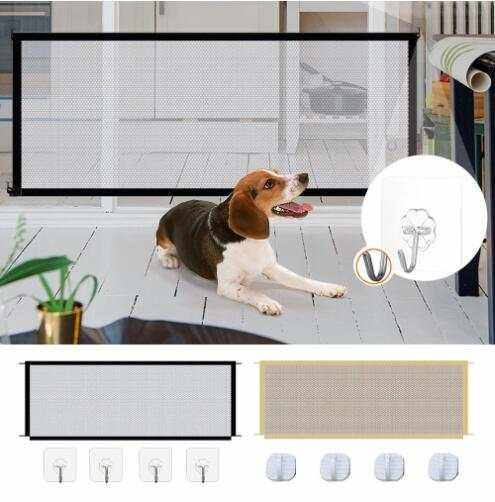 barrière en maille noire pour chiens avec fixation sans perçage installée dans un intérieur avec un chien allongé sécurité intérieure et extérieure
