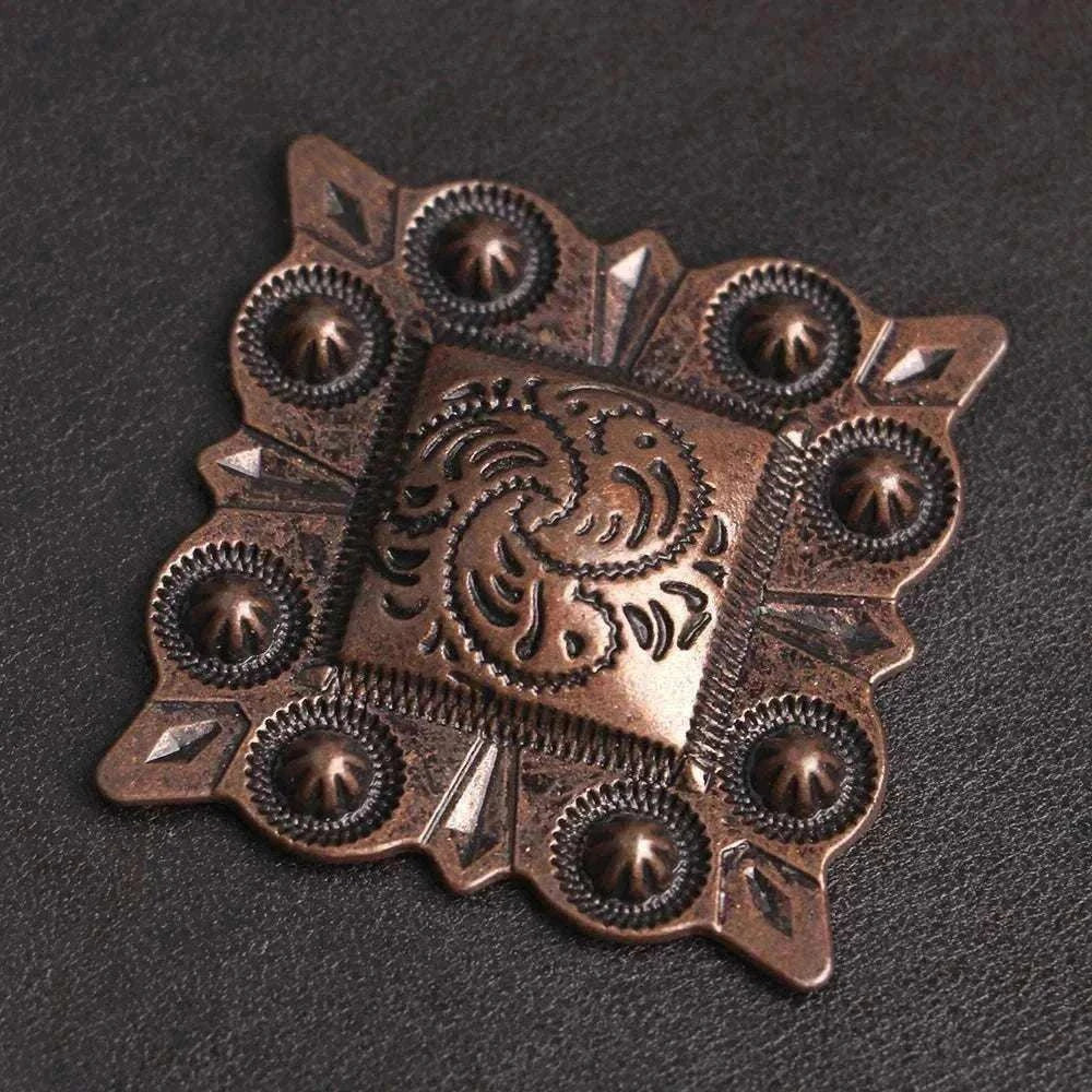 détail de rivet métallique décoratif sur harnais en cuir véritable noir pour chiens moyens et grands