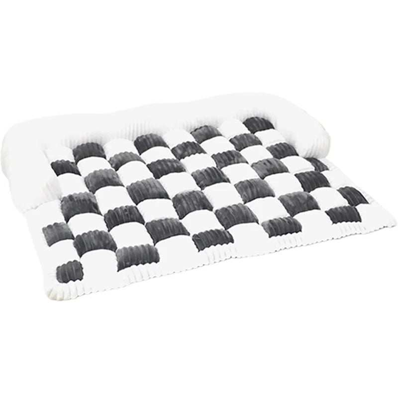 Tapis confortable à carreaux crème pour chiens, doux, rembourré et élégant, idéal pour repose et protection des meubles.