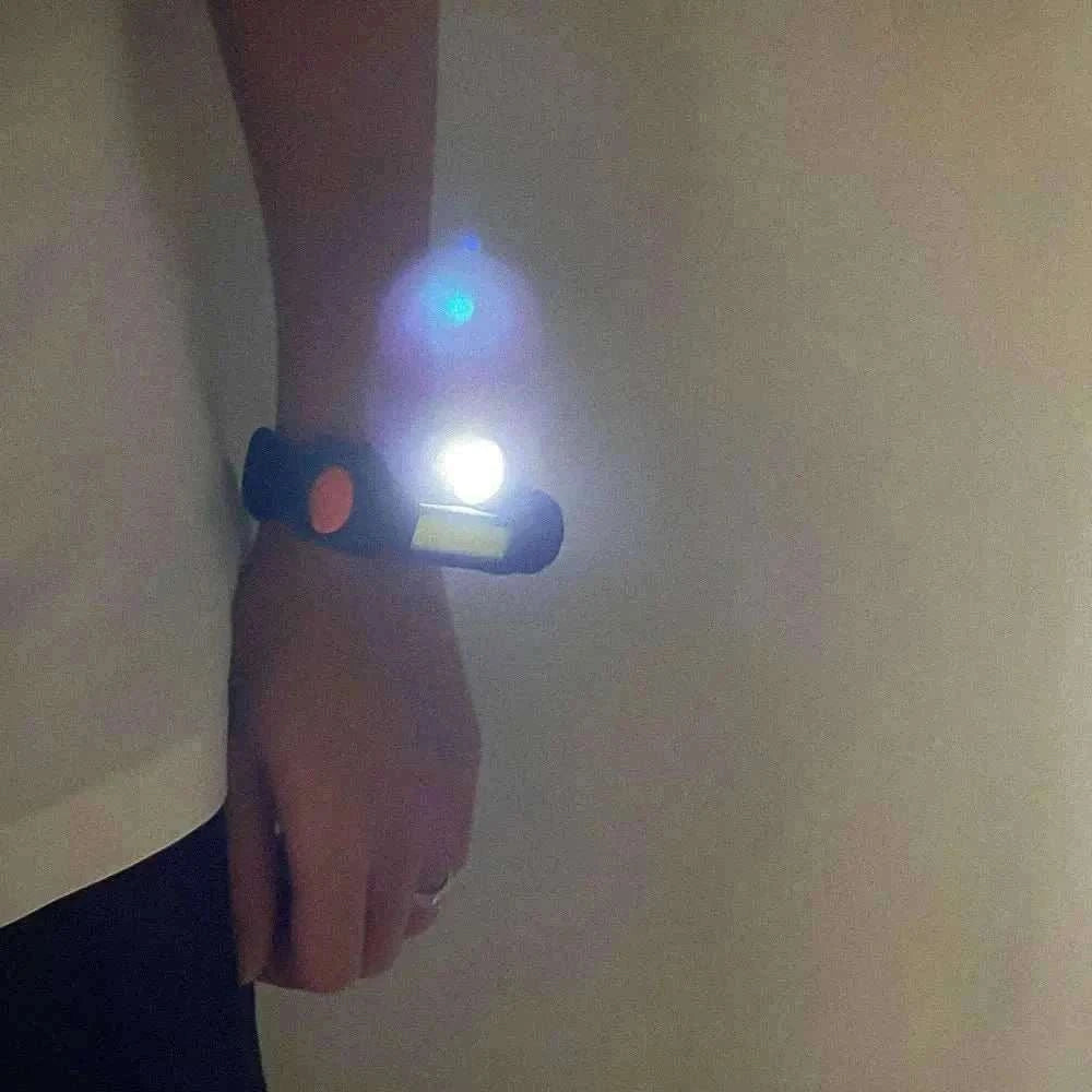 Lampe LED de poignet rechargeable USB, éclairage puissant et étanche pour sport et promenades nocturnes avec animaux.