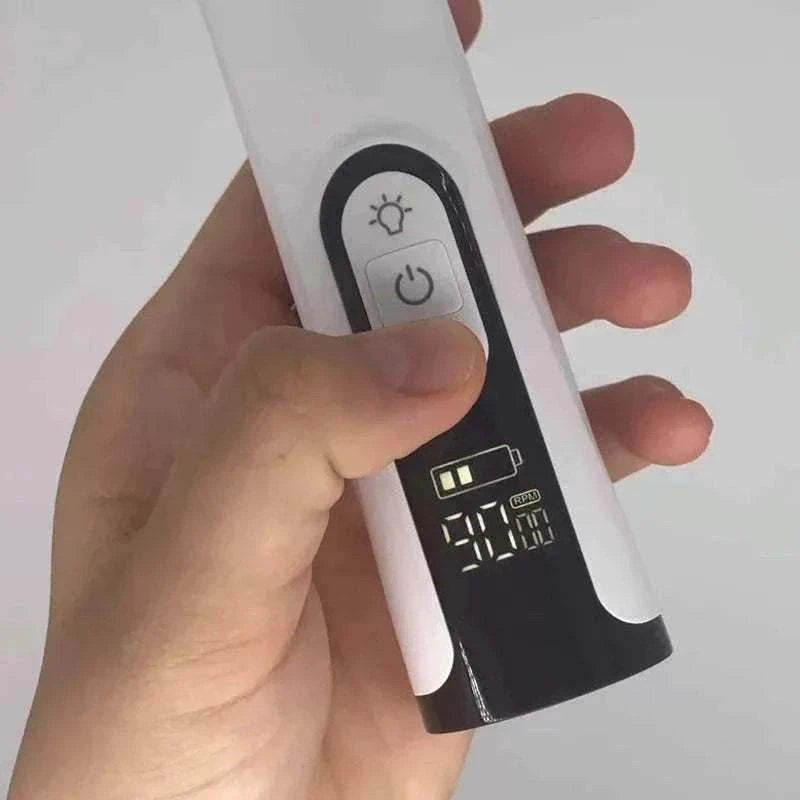 Polisseuse électrique pour griffes animaux blanche avec écran LED et boutons de contrôle ergonomiques, poignée confortable, soin des griffes silencieux et rechargeable.