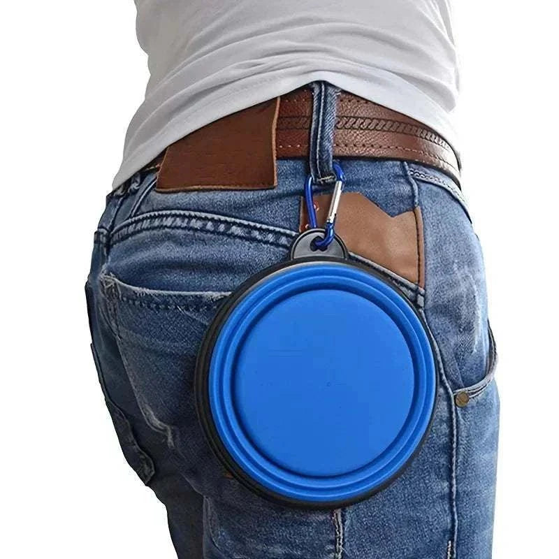 bol pliable en silicone bleu suspendu à une ceinture jean avec mousqueton pour chiens et chats