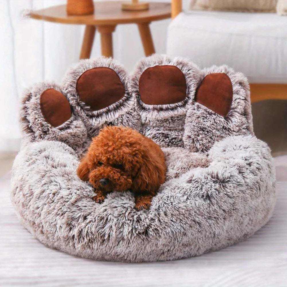lit douillet en forme de patte d’ours gris avec chien brun, cocon moelleux apaisant pour chiens et chats