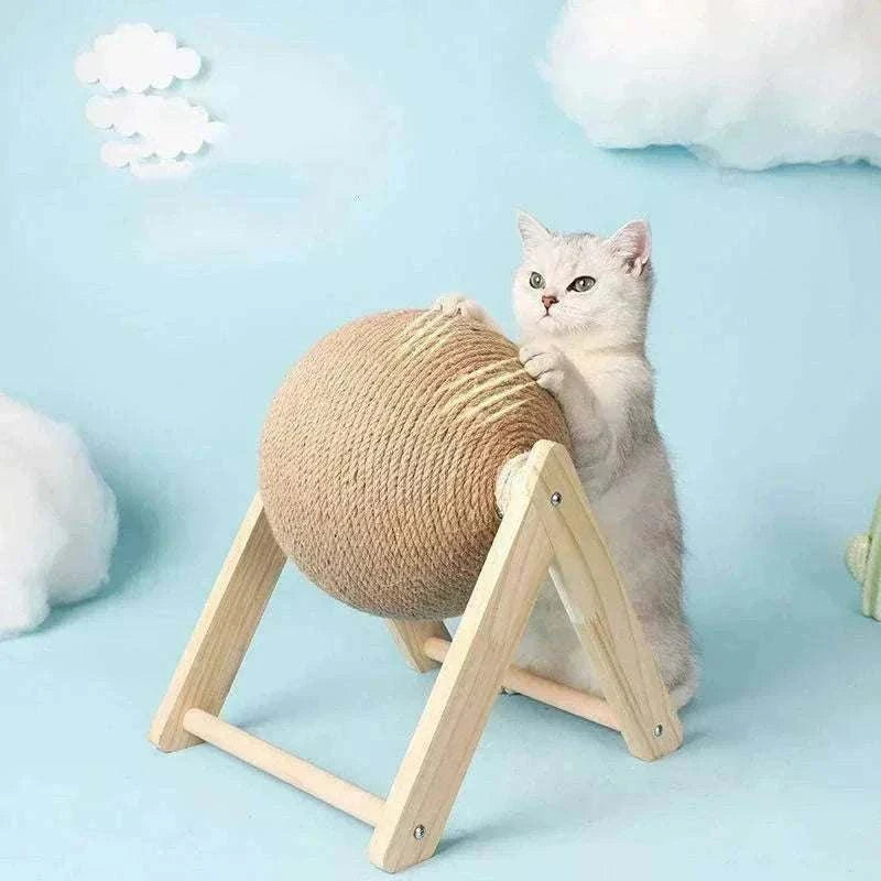 Chat jouant avec balle interactive griffoir en corde naturelle sur support en bois.