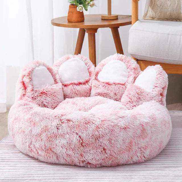 Lit douillet pour chien et chat en forme de patte d’ours rose, tissu pelucheux doux pour un cocon apaisant et confortable.