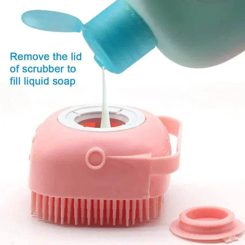 Brosse massage chien en silicone rose avec distribution de savon liquide pour bain doux et toilettage relaxant