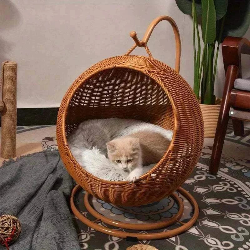 Un chat se repose confortablement dans la Balançoire en osier fait main pour chats.