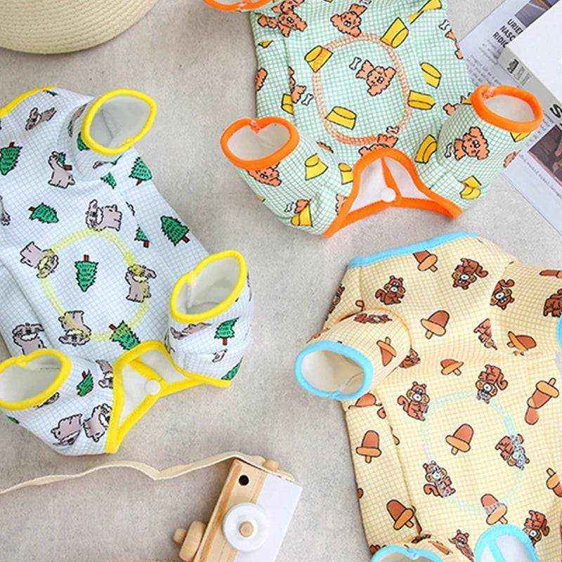 Pyjamas colorés et doux pour petits chiens et chats avec motifs mignons, tissus coton et polyester respirants, confort et style optimal.