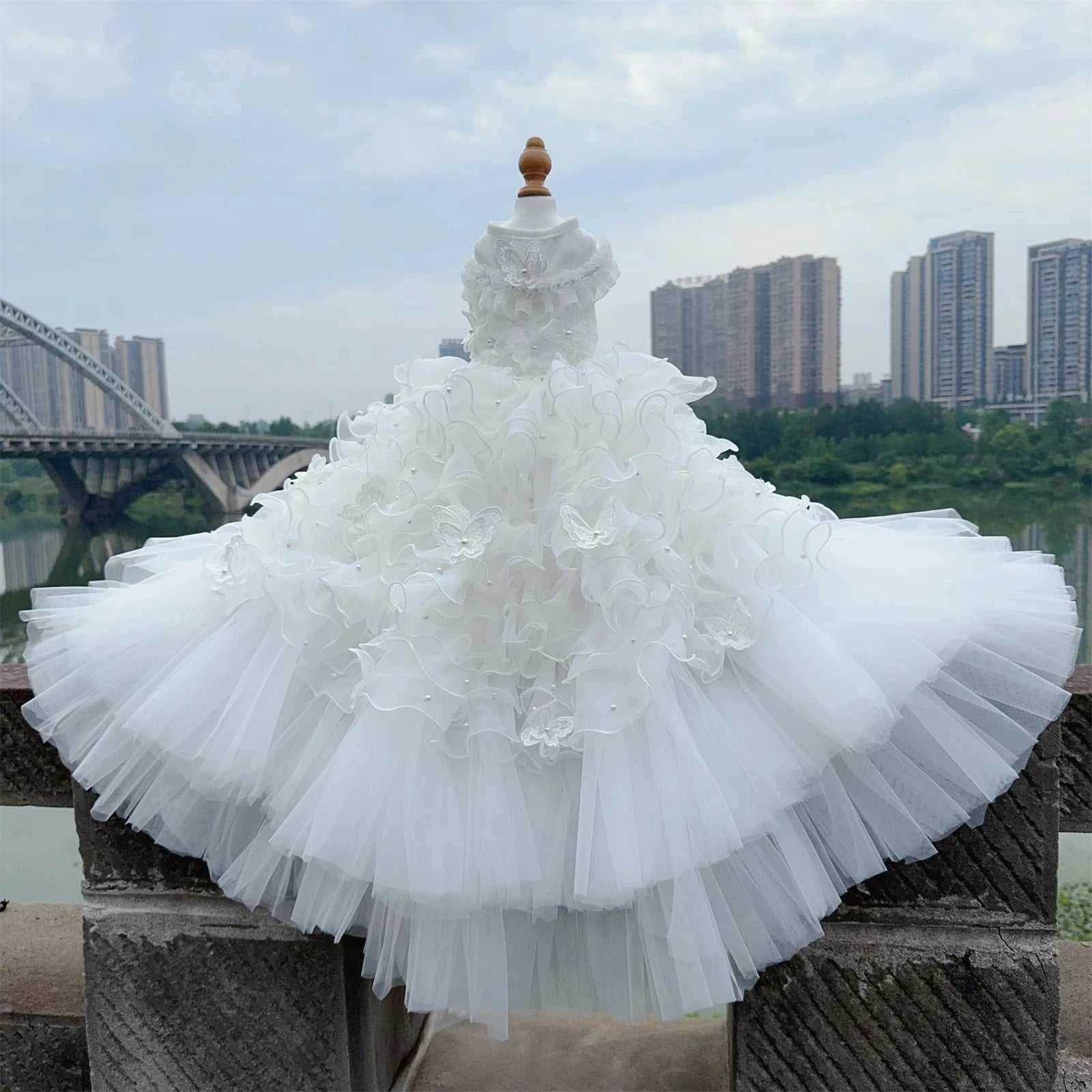 Robe de luxe pour chien | Fait main avec dentelle, perles & broderies florales