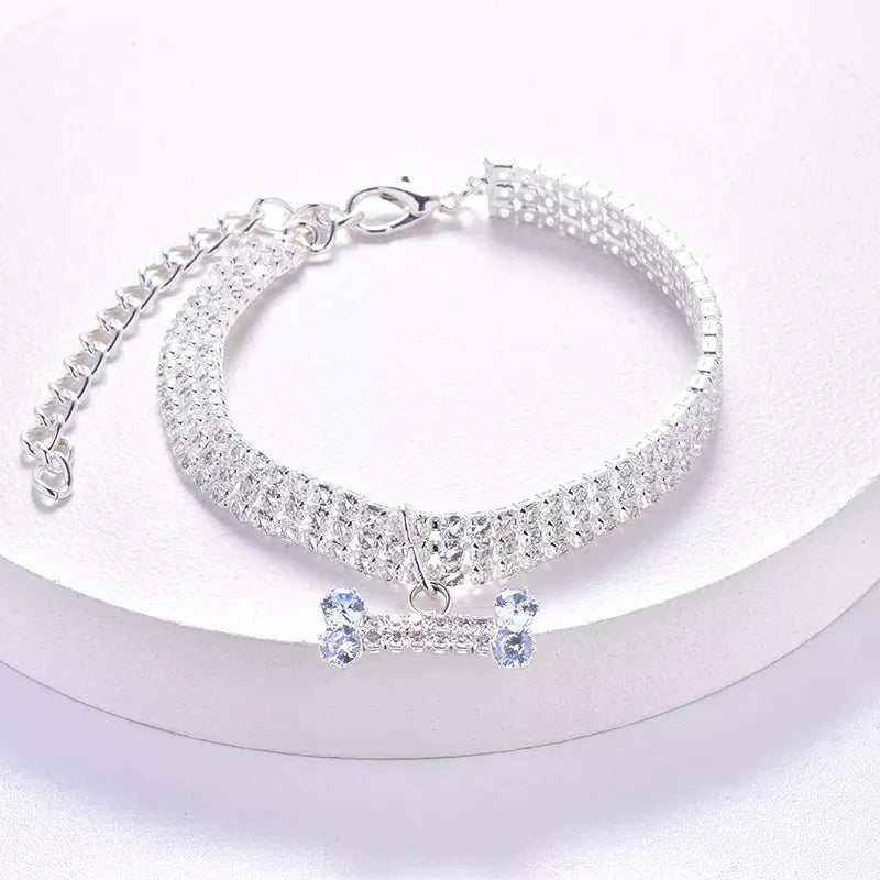 Collier de luxe pour chien et chat avec pendentif os en zircon scintillant, cuivre plaqué, réglable et élégant.
