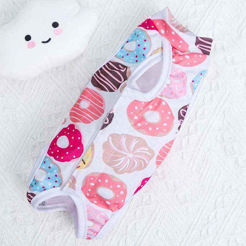 Combinaison post-opératoire légÚre pour chats et petits chiens avec motif donuts, protection contre le léchage et confort optimal.
