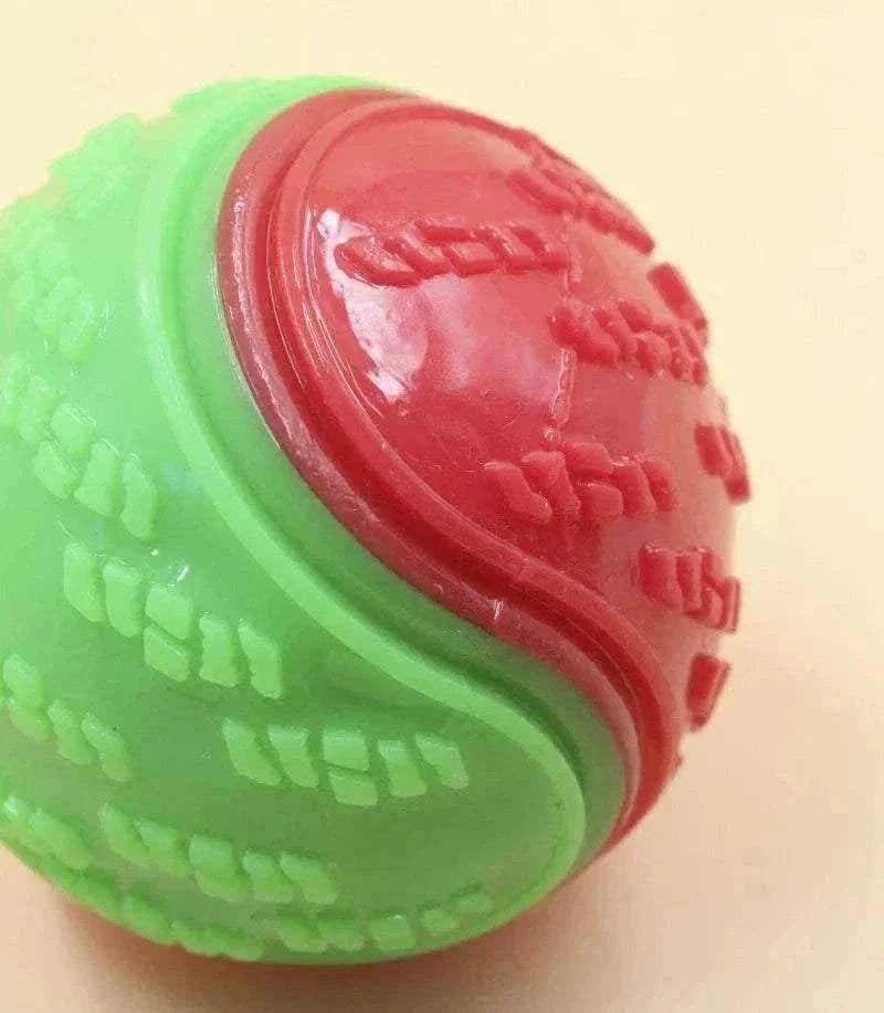 balle mâchouillable en TPR rouge et verte pour chien avec texture de nettoyage dentaire et jouet interactif sonore