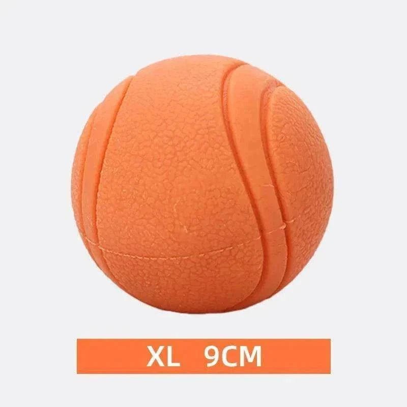 Balle en caoutchouc orange ultra-résistante XL 9 cm pour chiens, jouet interactif et nettoyage dentaire.