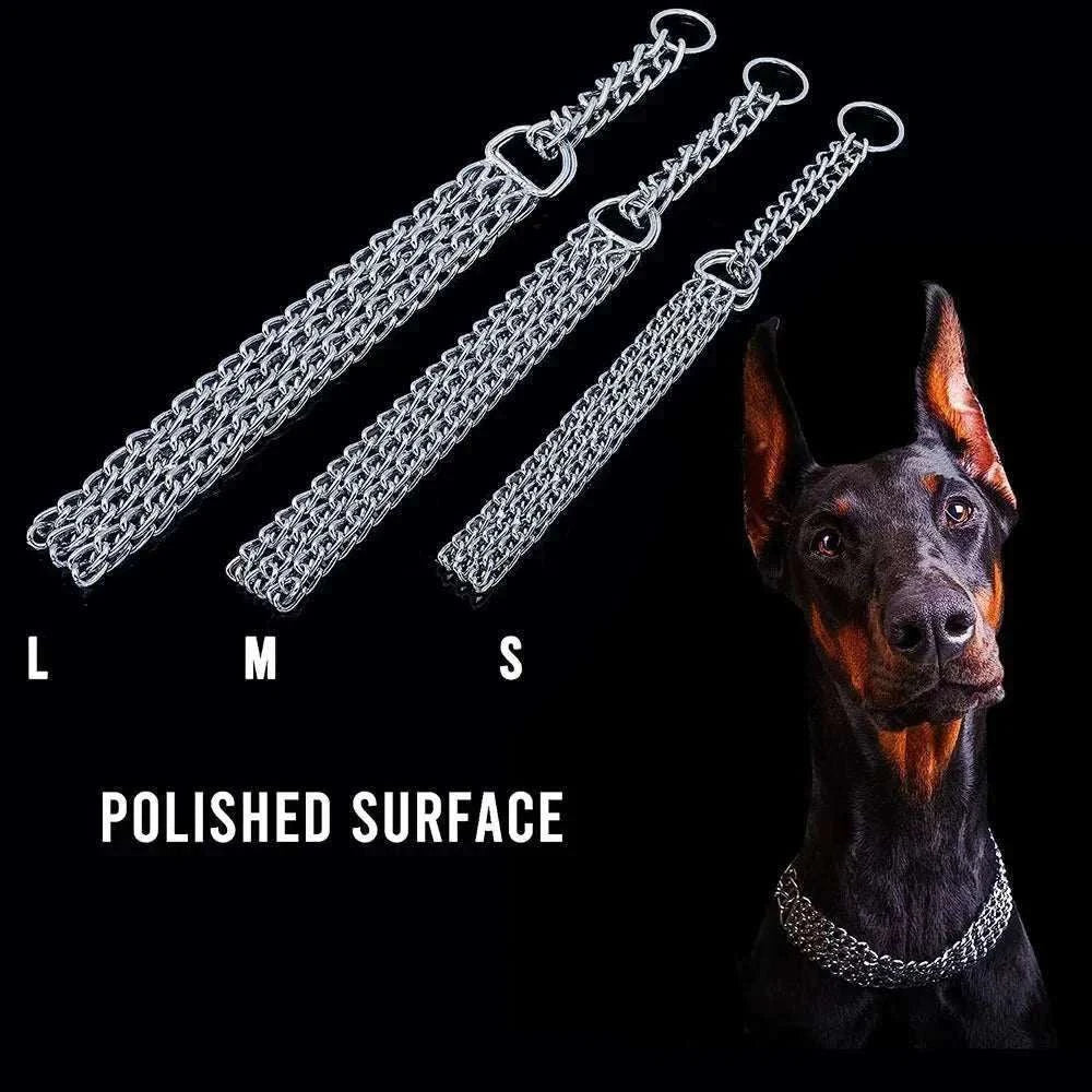 Colliers métal anti-mastication triple rangée maillons cubains tailles S M L pour chiens robustes et élégants sur fond noir avec Doberman au collier similaire