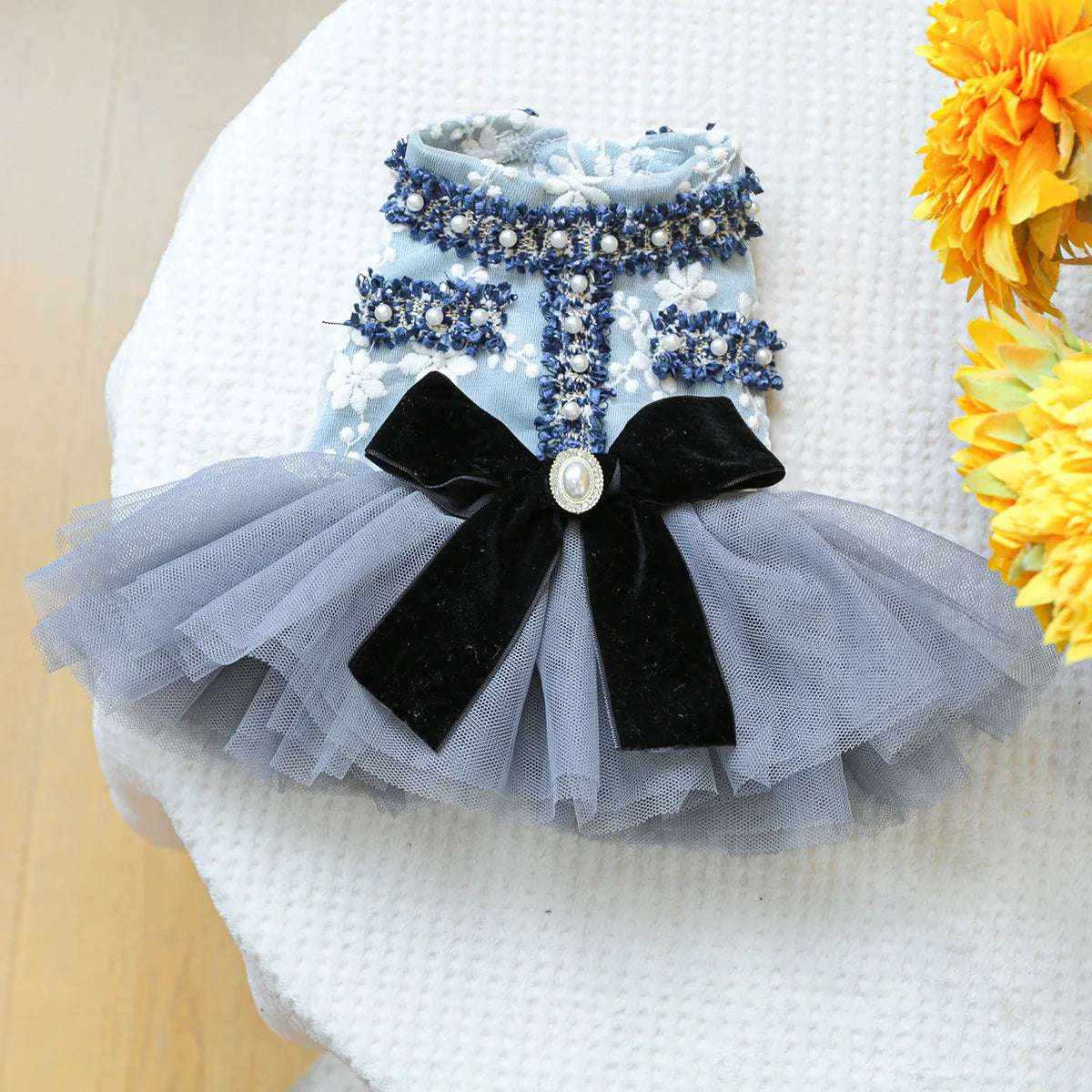 robe de luxe pour petit chien en tulle bleu avec détails perlés et nœud noir élégant, costume cosplay princesse pour yorkshire et chat