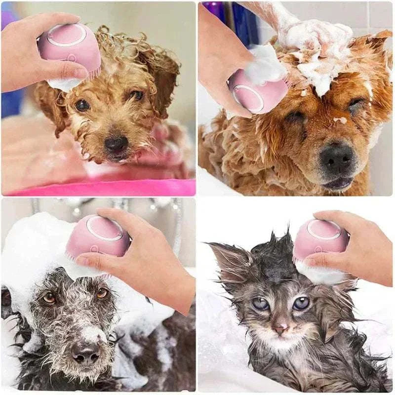 Brosse massage chien en silicone rose pour bain doux et shampooing, utilisée sur chien et chat, pelage moussant et soin relaxant.