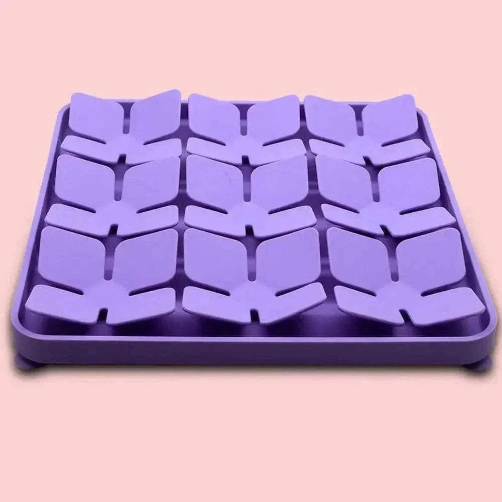 Tapis de fouille et léchage en silicone alimentaire violet pour chien et chat, favorisant relaxation, slow feeding et stimulation sensorielle.
