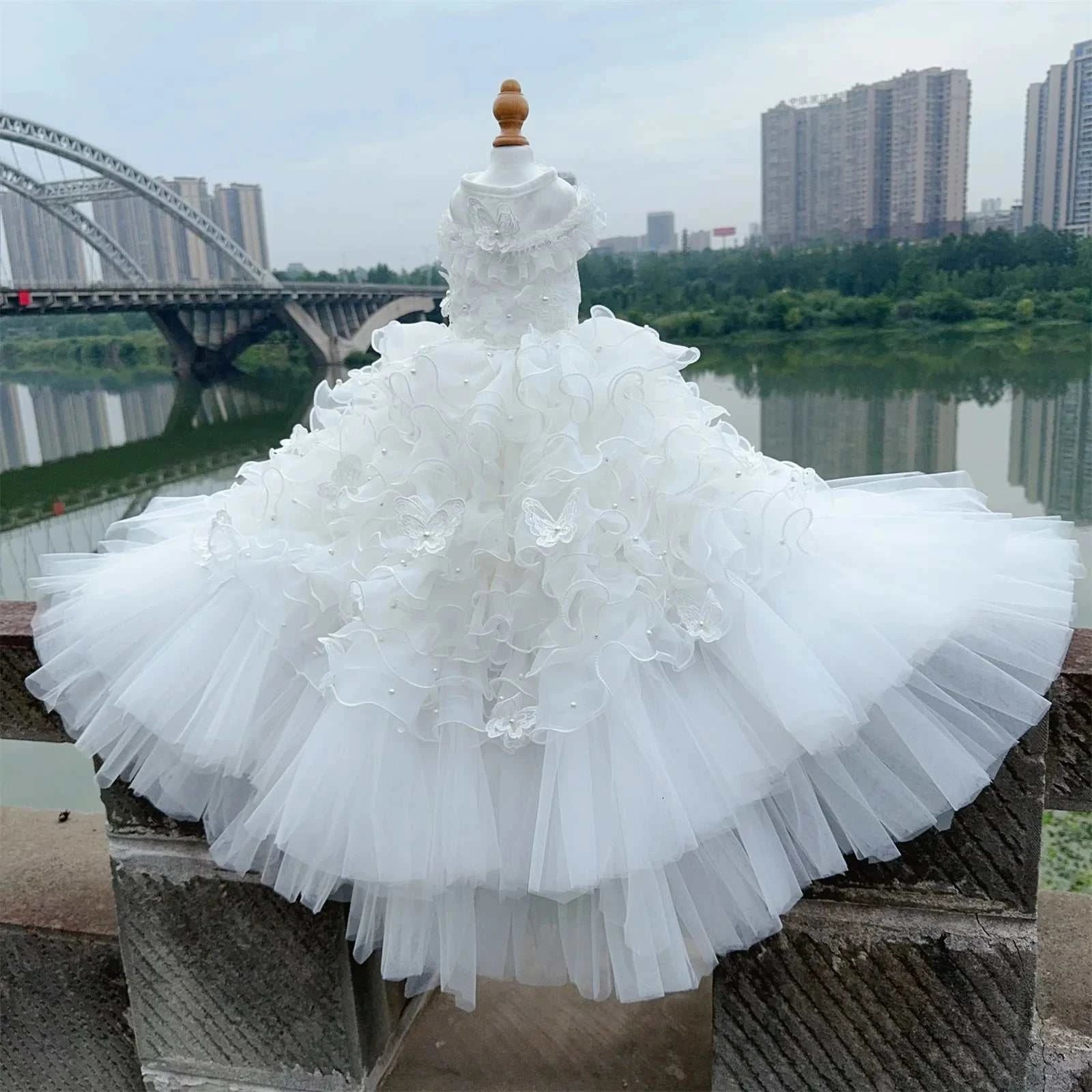 Robe de luxe pour chien | Fait main avec dentelle, perles & broderies florales