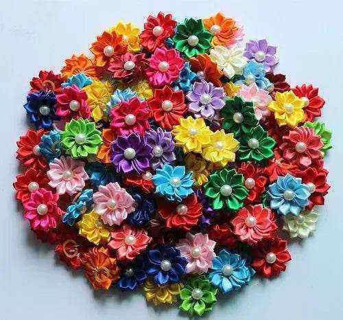 Lot de 20 nœuds colorés pour chiens en microfibre avec perle centrale, accessoires de toilettage élégants et faciles à fixer.