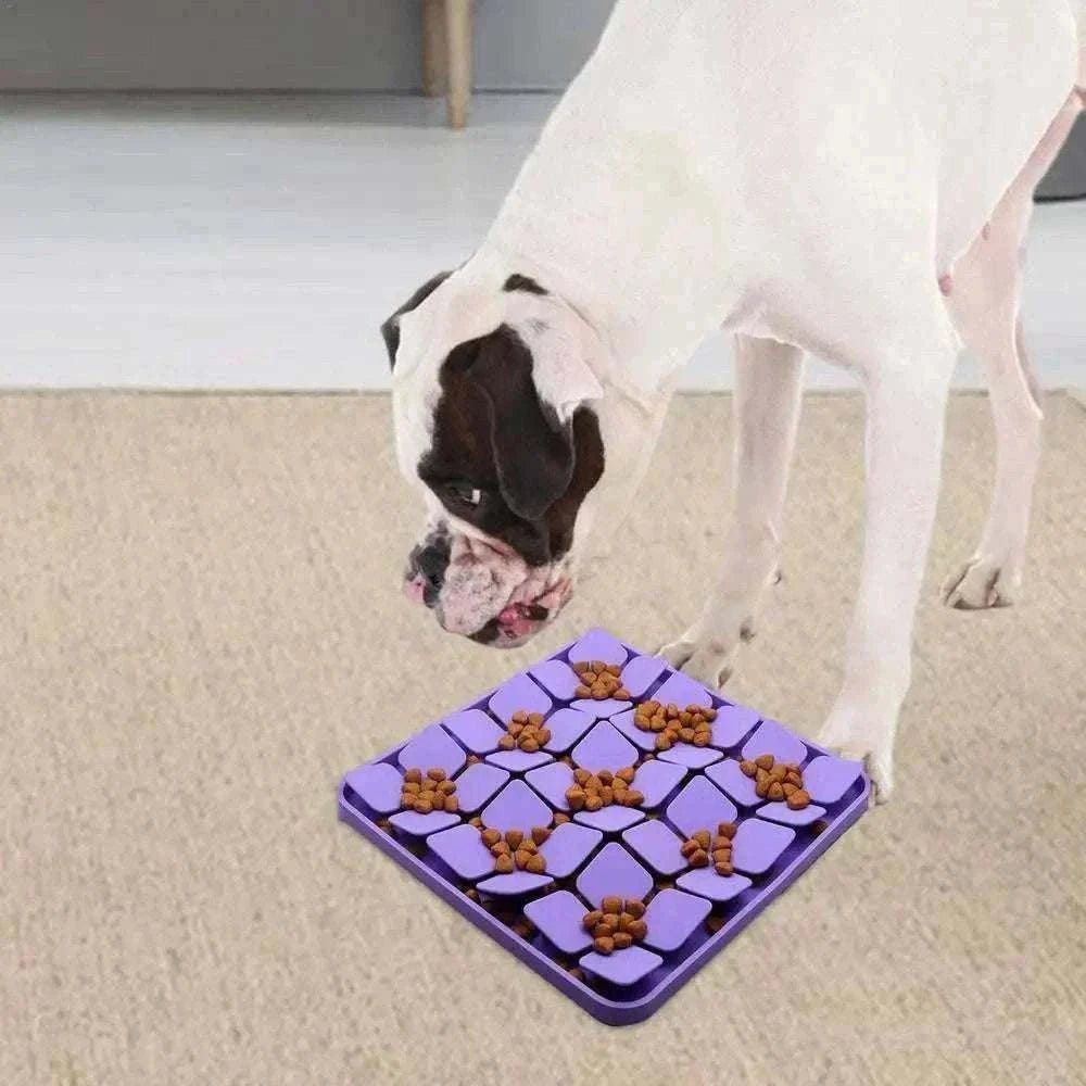 Chien utilisant un tapis de fouille et léchage en silicone alimentaire violet pour stimulation et détente.