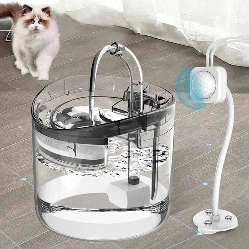 Fontaine à eau automatique avec capteur intelligent pour chats et chiens sur sol en bois.