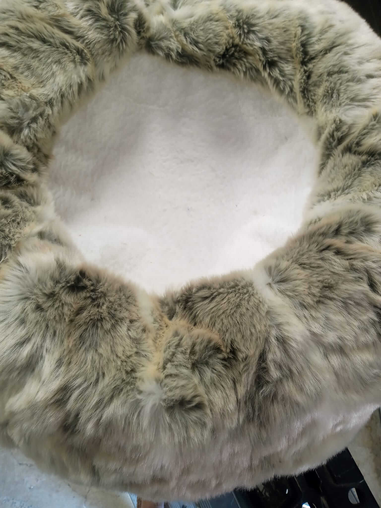 Plateforme avec hamac central en coussin et contour en fourrure beige gris - Design unique pour chat - Artisanat Talie