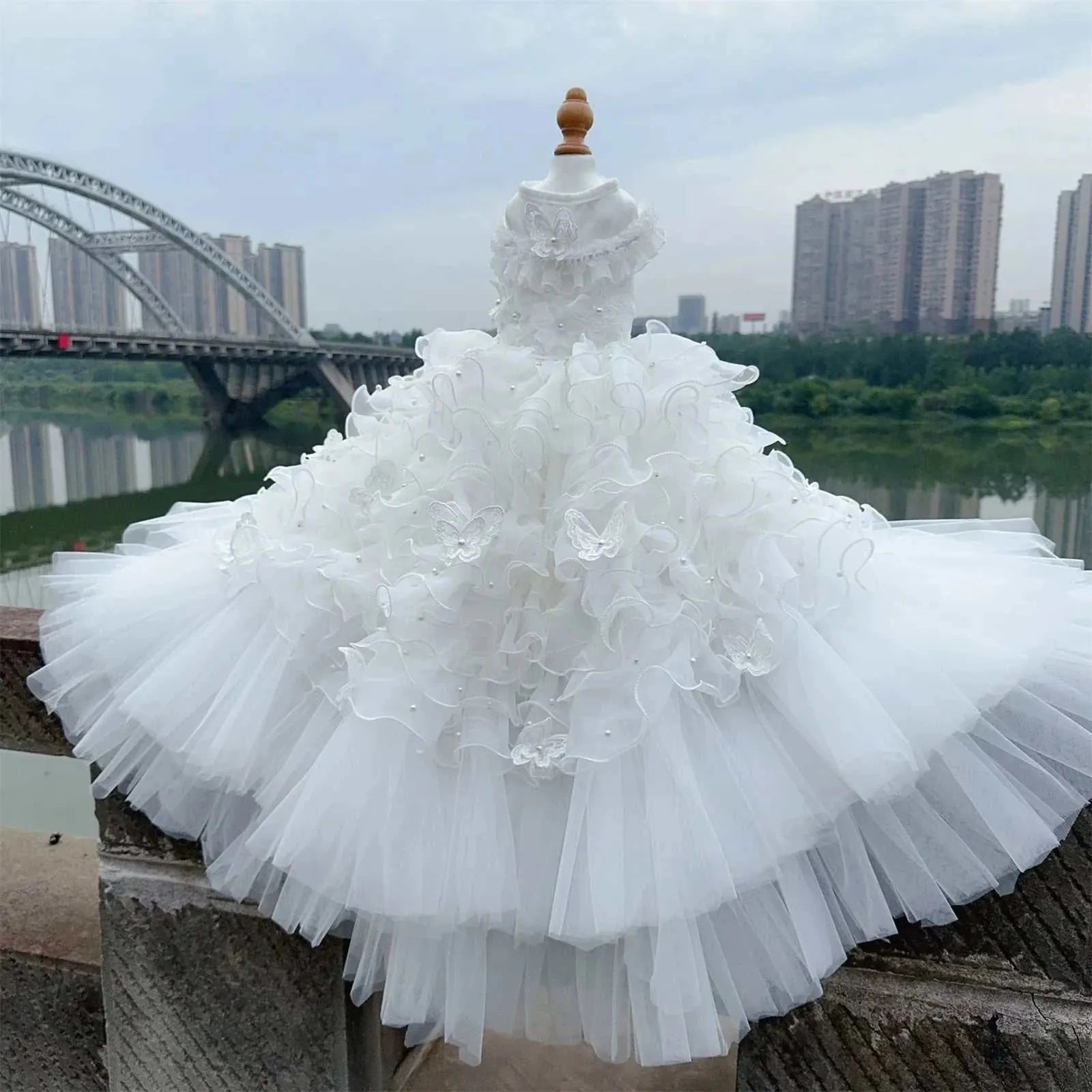 Robe de luxe pour chien | Fait main avec dentelle, perles & broderies florales