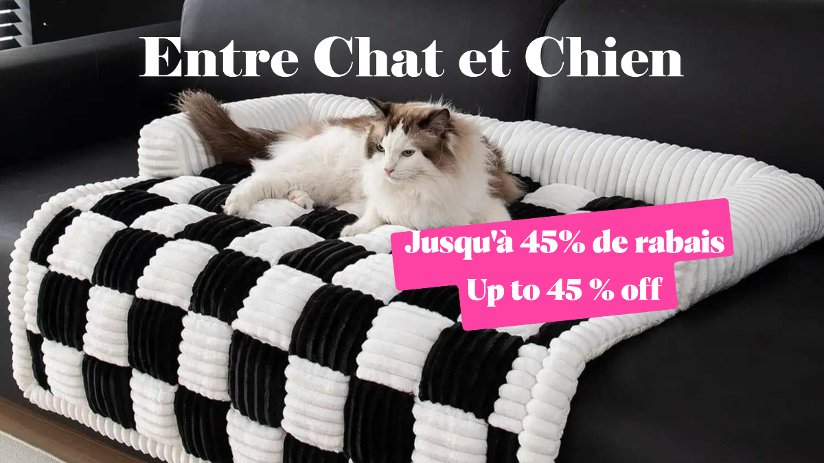 Le chat se repose sur le tapis confortable blanc et noir.