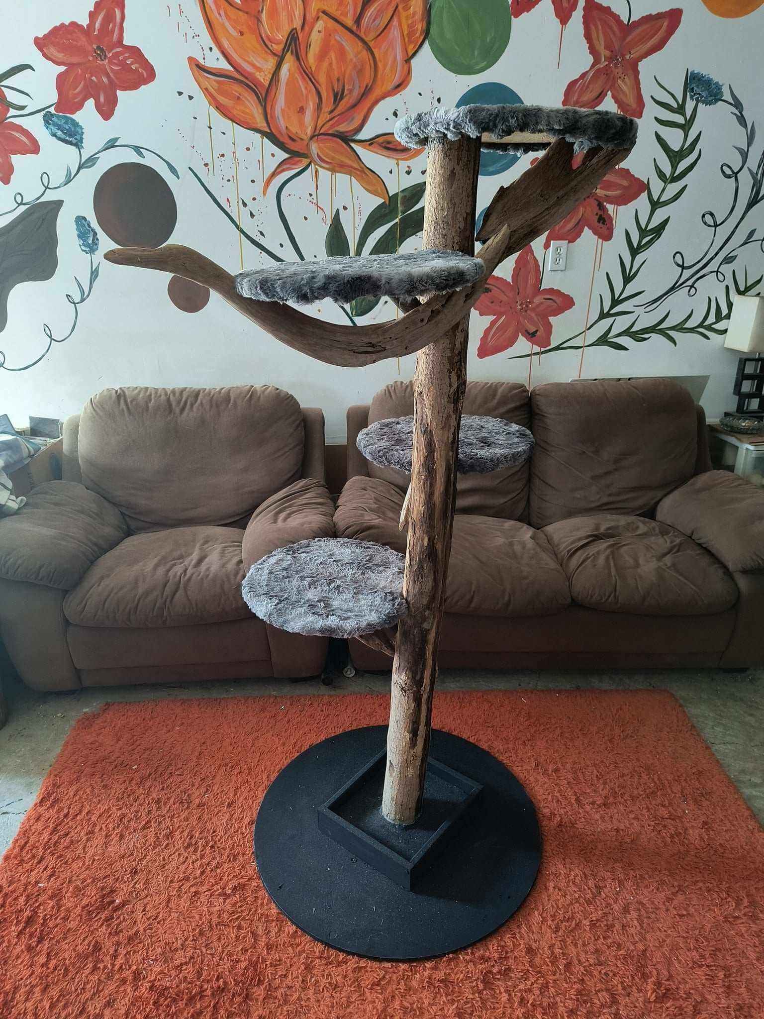 Arbre à chat design avec base métal ronde noire et plateformes grises - Salon coloré - Artisanat québécois