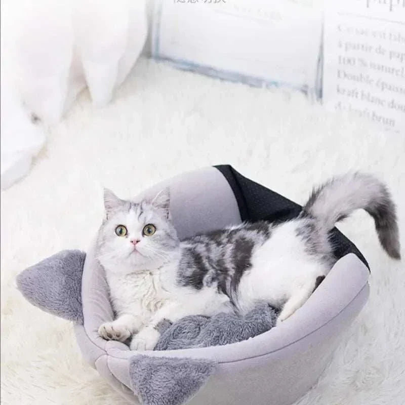 Maison pour chat semi-fermée en forme de tête, peluche douce grise, lit antidérapant 4 saisons, confort optimal pour animaux.
