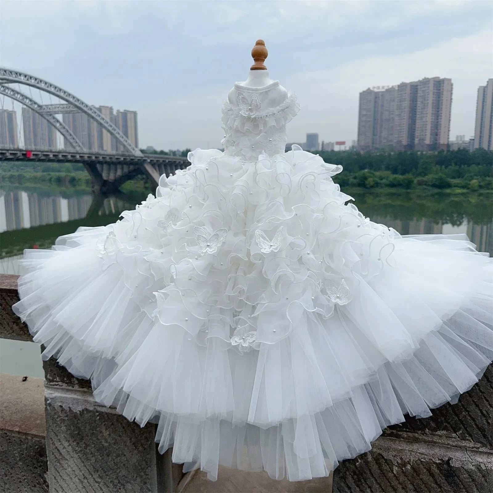 Robe de luxe pour chien | Fait main avec dentelle, perles & broderies florales