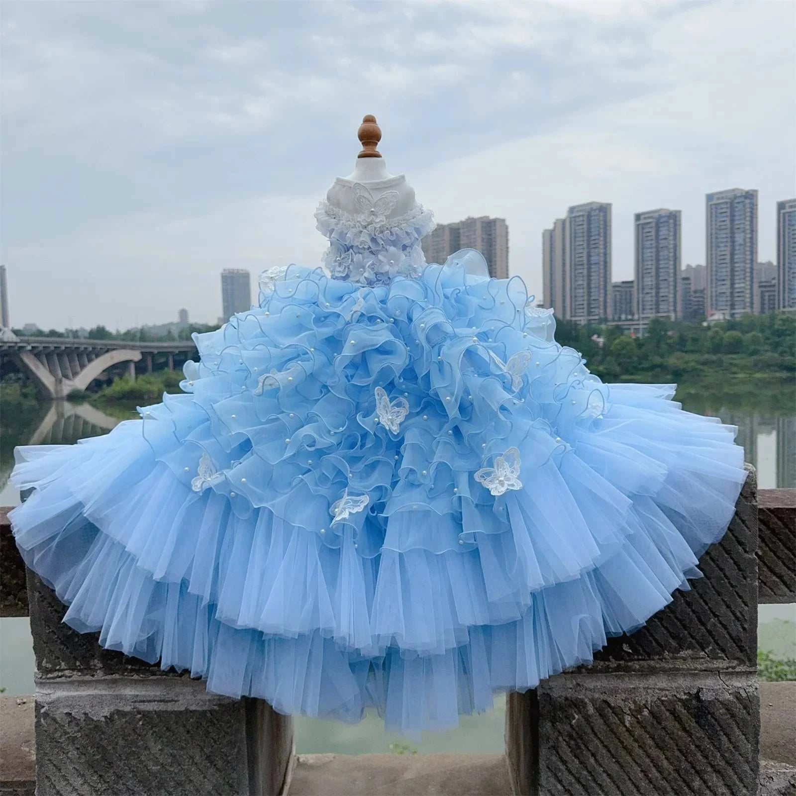 Robe de luxe pour chien | Fait main avec dentelle, perles & broderies florales