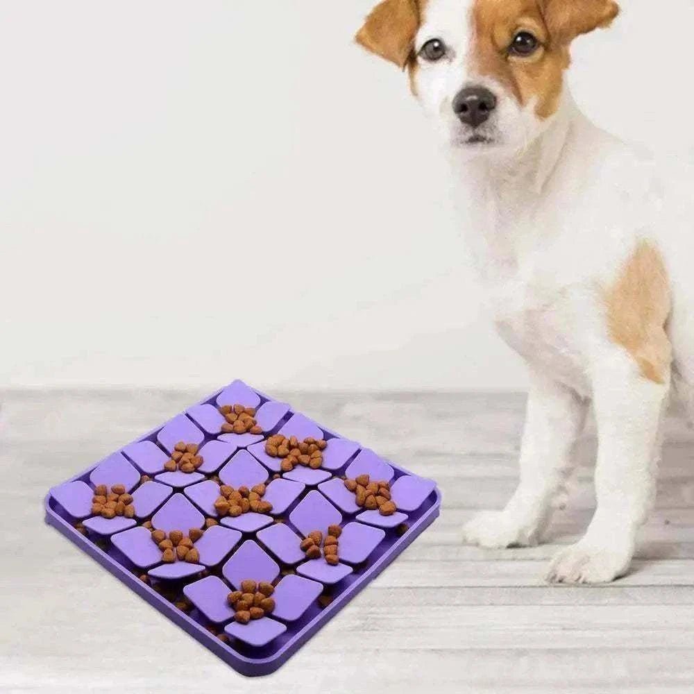 tapis de fouille en silicone alimentaire violet avec croquettes pour chien assis à côté, stimulation sensorielle et détente pour chiens et chats