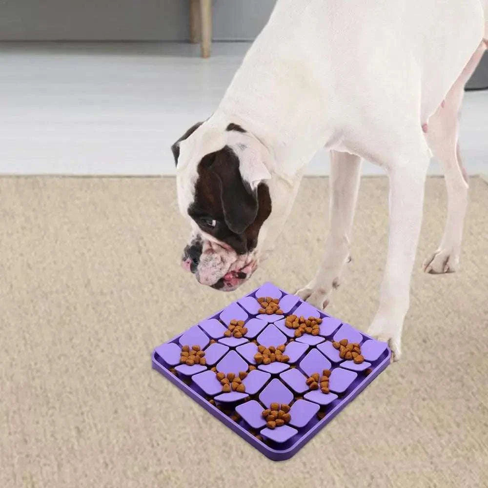 Chien mangeant sur le tapis de fouille & léchage violet