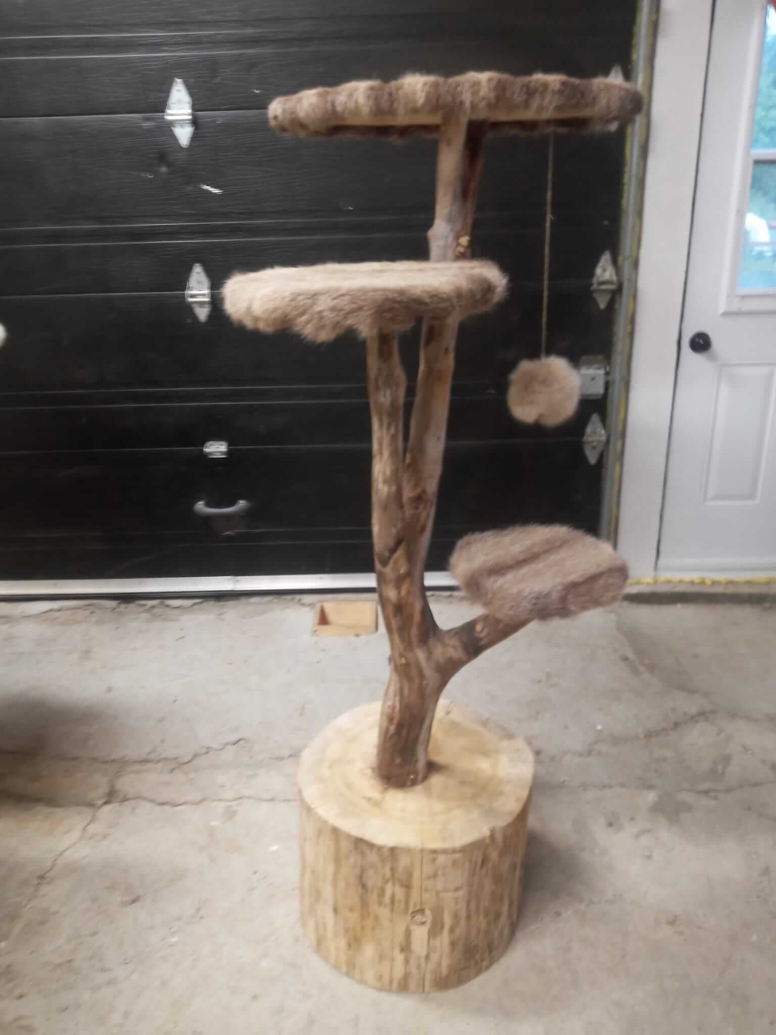 Arbre à chat en bois naturel avec 3 plateformes beiges et pompon jouet - Base souche massive - Artisanal