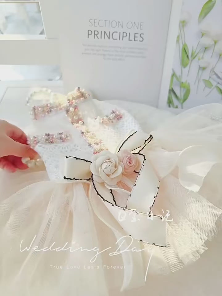 Cette robe de luxe en tulle raffiné et détails perlés a été pensée pour offrir à votre chien ou chat un style unique et élégant.